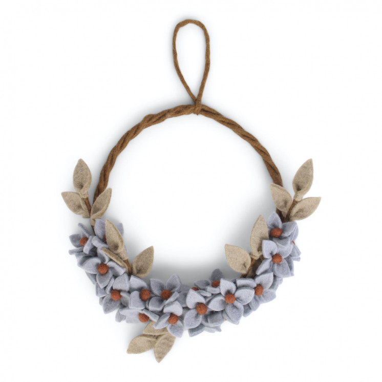 Couronne de fleurs bleues et feuilles vertes en laine