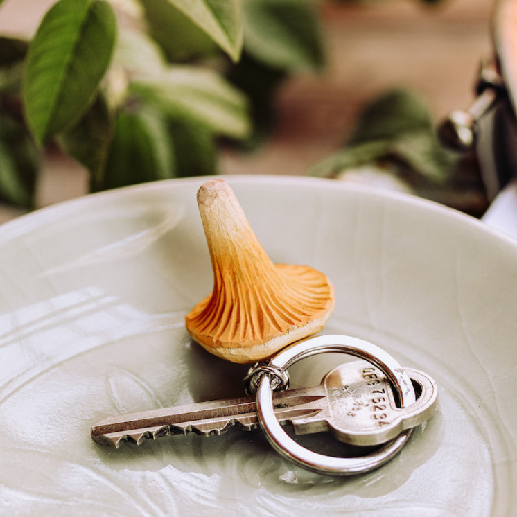 Porte-clé chanterelle en bois sculpté et peint à la main