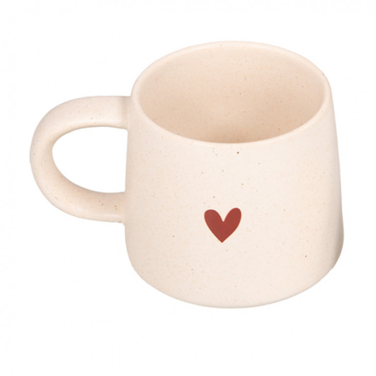 Mug en porcelaine beige moucheté avec petit coeur rouge