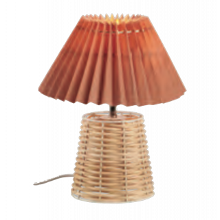 Petite lampe de table avec pied en rotin tressé et abat-jour en tissu rose saumon