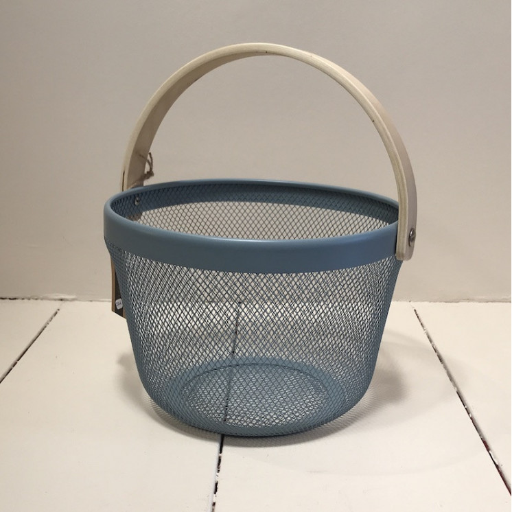 Panier rond en métal grillagé avec une anse en bois