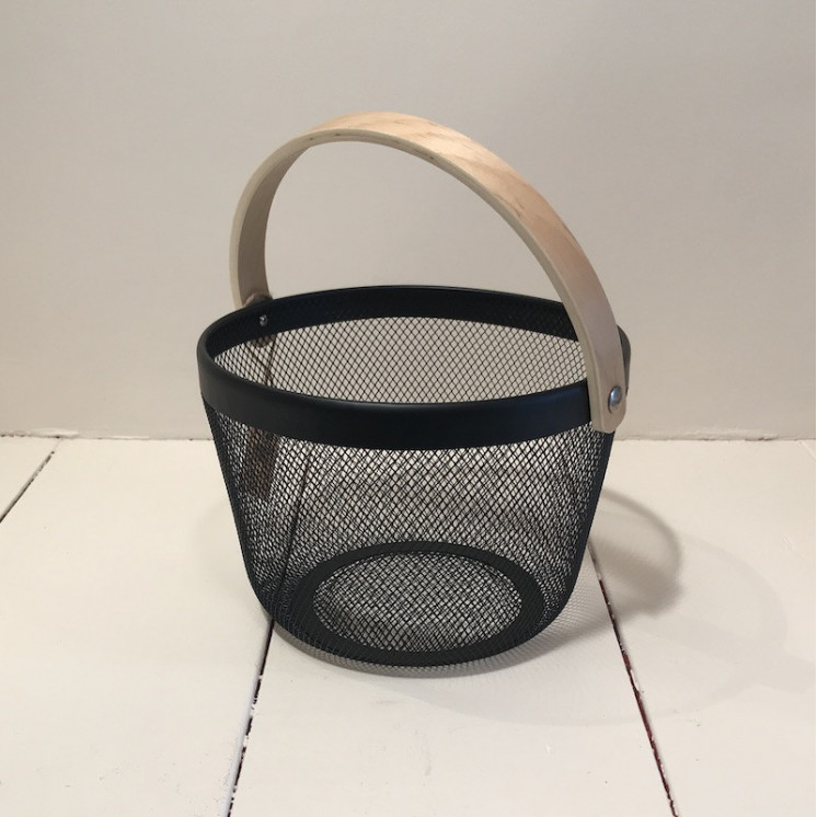 Panier rond en métal grillagé et anse en bois