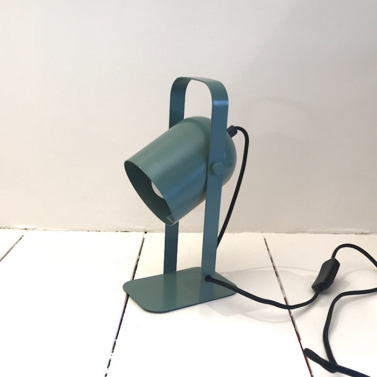 Lampe de table en métal, de coloris vert, avec abat-jour inclinable.