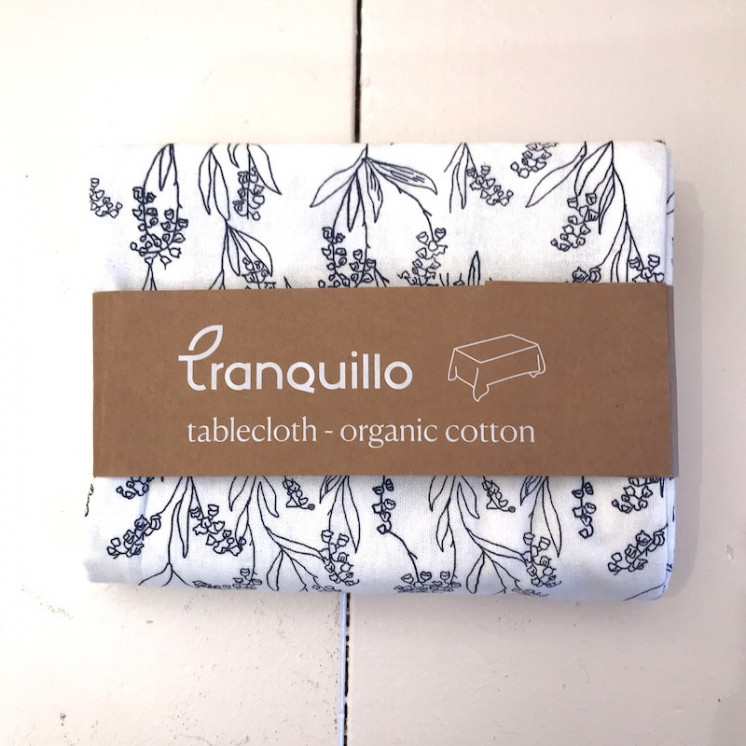Nappe blanche à motifs floraux bleu foncé