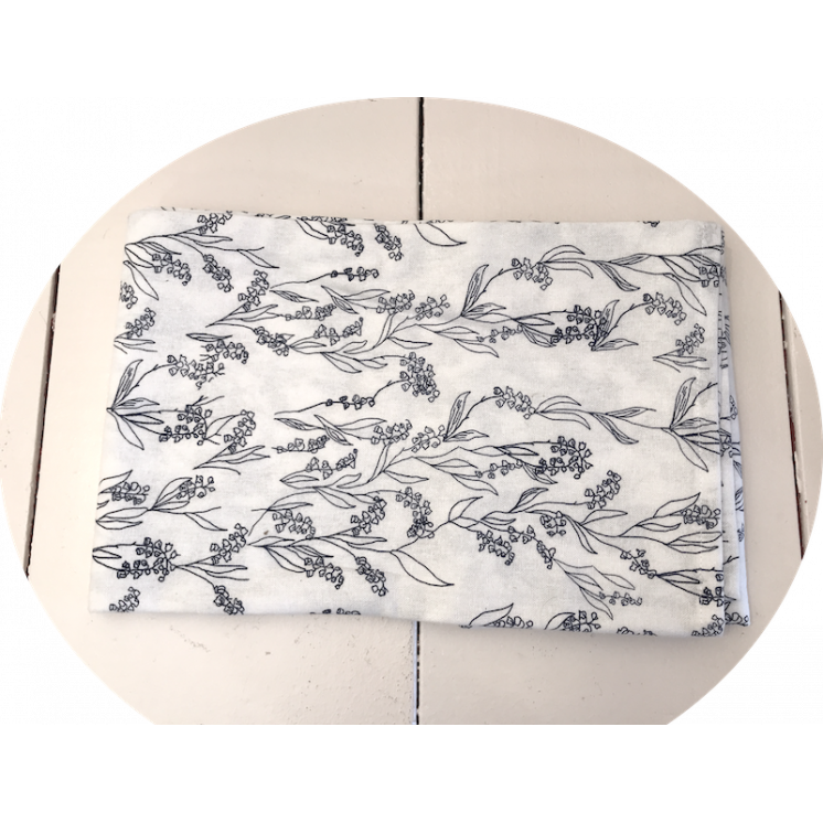 Nappe blanche à motifs floraux