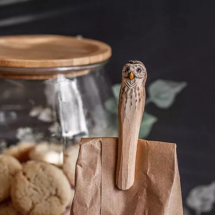 Clip en bois sculpté à l'effigie d'une tête de chouette