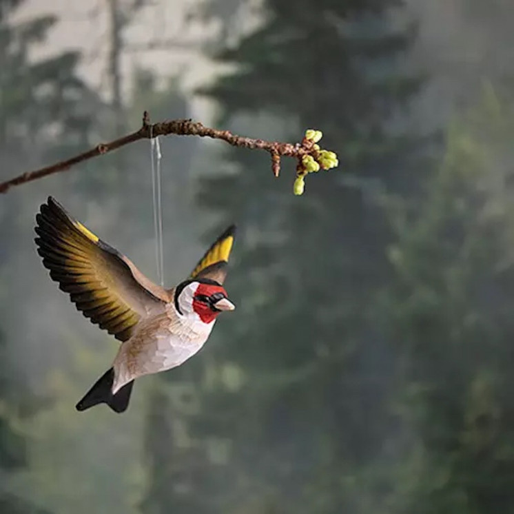Chardonneret élégant volant en bois sculpté et peint à la main
