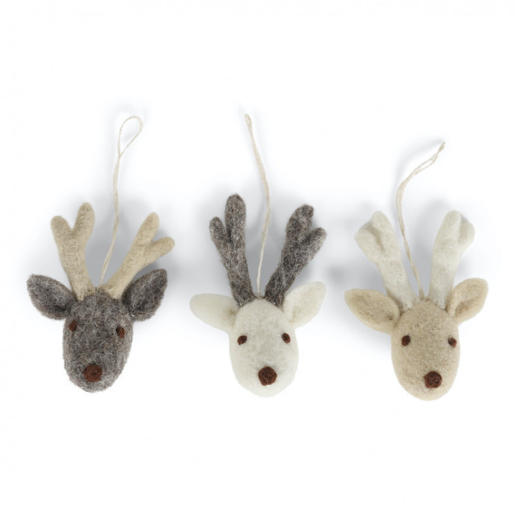 Set de 3 petites têtes de renne en laine : une grise, une blanche et une écru.