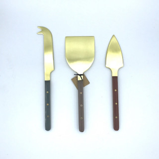 Set de 3 couteaux à fromage en inox avec une finition dorée et leurs manches en résine colorés assortis.