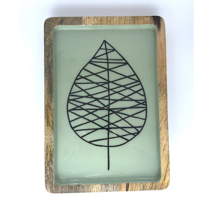 Plateau en bois de manguier avec en décor émaillé un motif stylisé de feuille noir sur fond vert pistache.