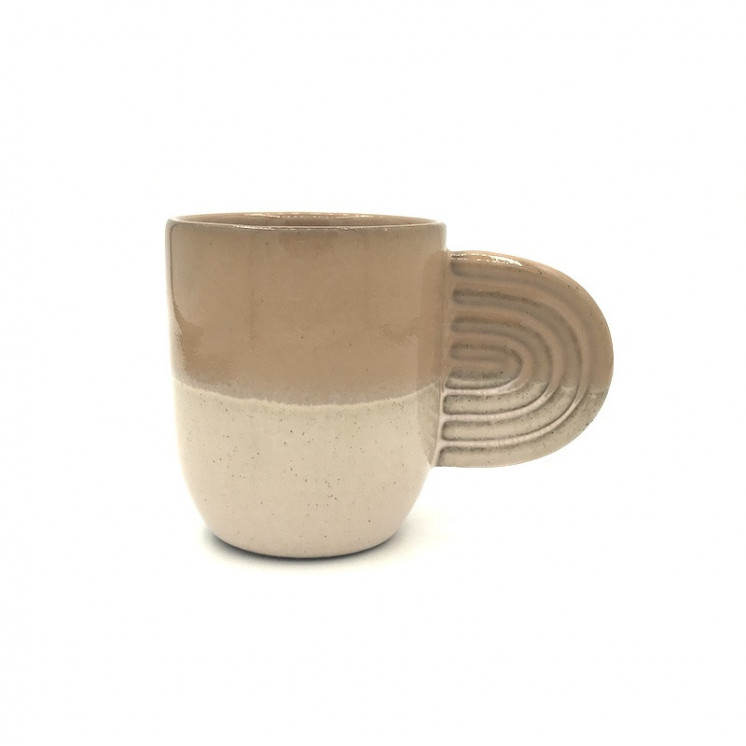 Tasse en céramique, de coloris bicolore en camaïeu de rose et finition émaillée brillante, avec une anse en forme d'oreille