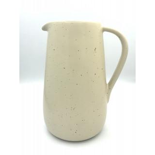 Pichet en céramique de coloris blanc crème moucheté avec une finition émaillée mate.
