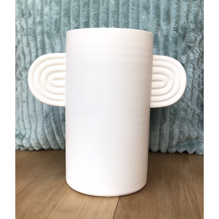 Grand vase Ambre en céramique émaillée de finition mate, de coloris blanc cassé, avec des anses en forme d'oreille stylisée